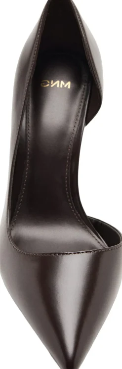 Asymmetrical heeled shoes