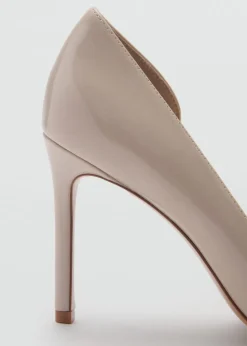 Asymmetrical heeled shoes