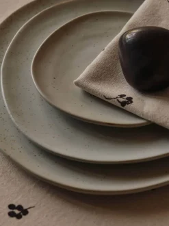 Baies Napkins - Set of 4 - Natural/Dark Chocolate