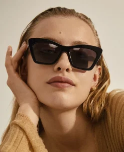 DAKOTA kantet cat-eye solbriller sort