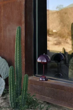 Flowerpot Portable Lamp VP9, Magnetic Charger