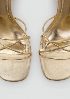 Heeled sandal with crossed straps