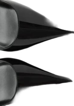 Patent leather heel shoes