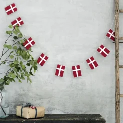 Stor flagranke med Dannebrogsflag